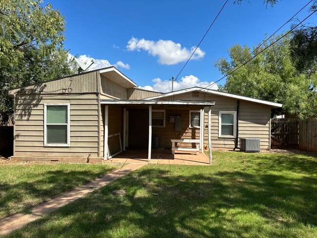 Building Photo - 3 BEDROOM, 1 BATH, DOUBLE DRIVE PARKING