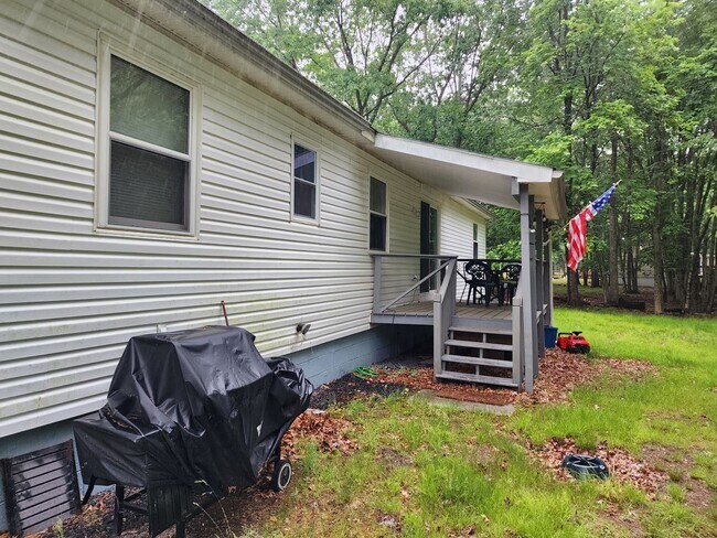 Building Photo - Updated 2 bedroom Home in Amenity Filled C...
