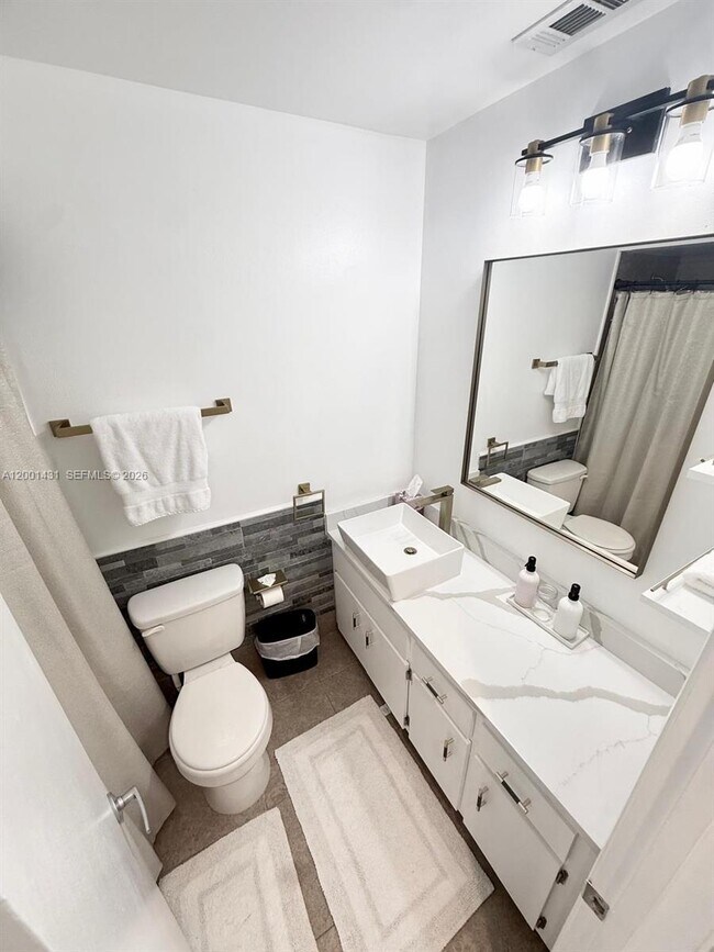 Building Photo - 1569 Shaker Cir