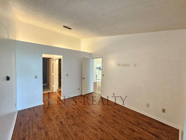Building Photo - 2/2 Townhome with HUGE Living Room, Commun...