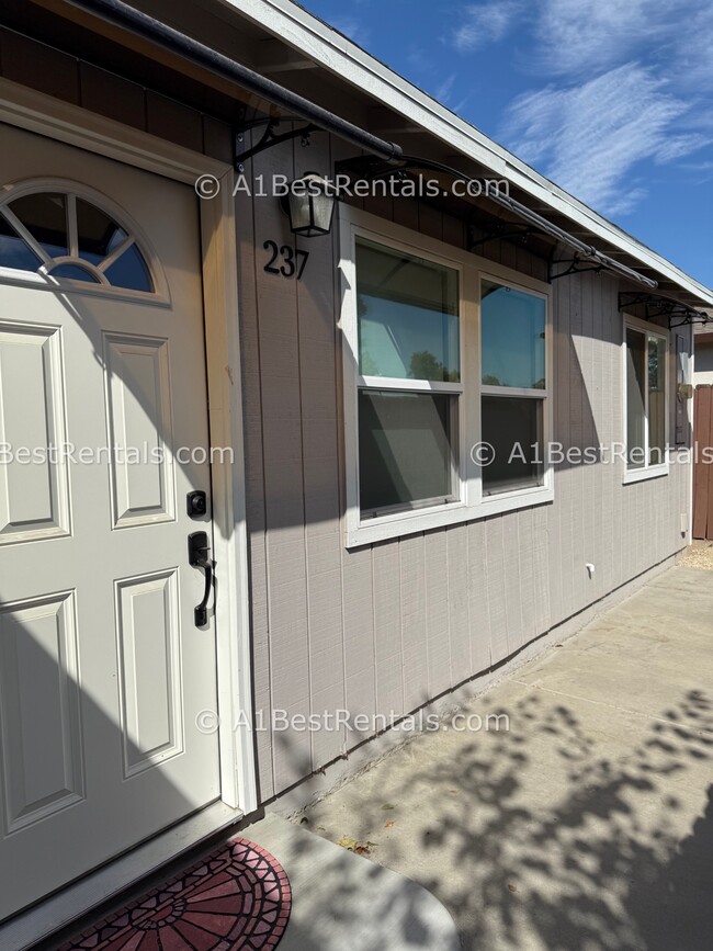 Building Photo - 15002 Cambridge Dr