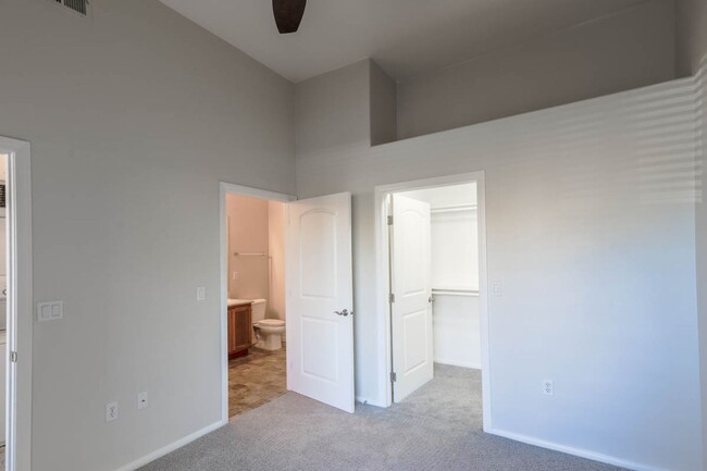 Building Photo - Great 2 Bedroom Southwest Vegas Condo