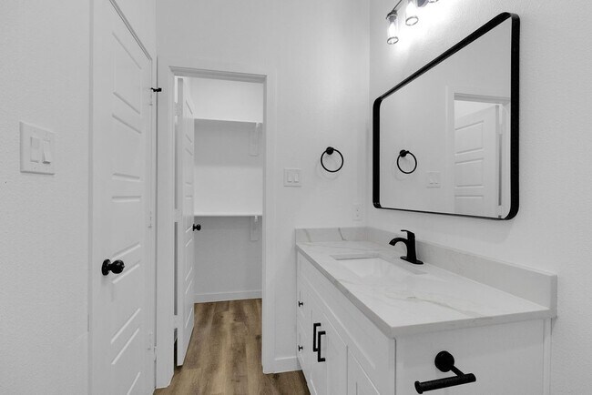 Building Photo - 106 Runnels St