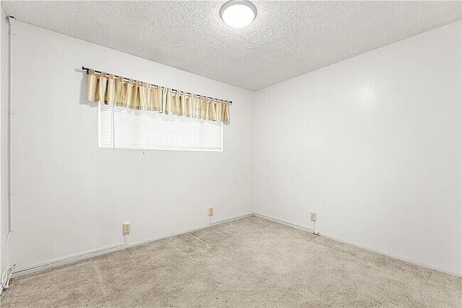 Building Photo - 116 E Campus View Dr