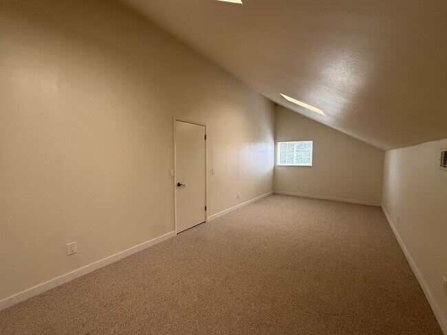 Building Photo - 1422 Eagle Ct