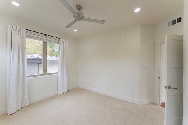 Building Photo - Gorgeous 4 bedroom, 5 bathroom House in Bouldin Creek!