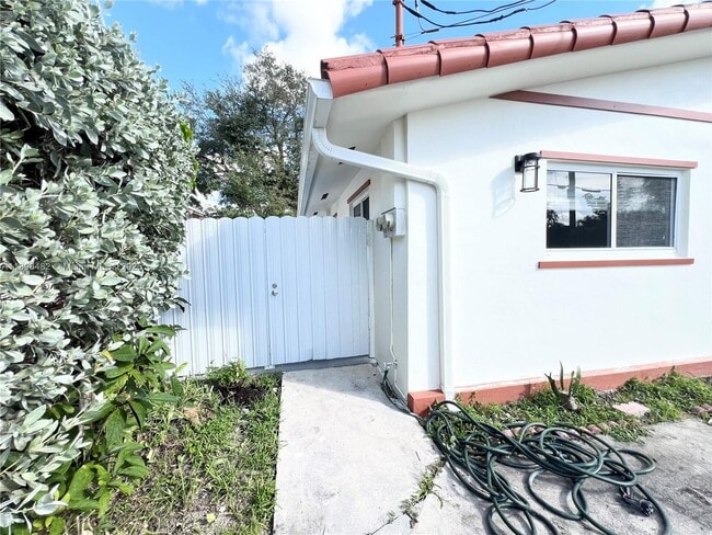 Building Photo - 2827 SW 24th St