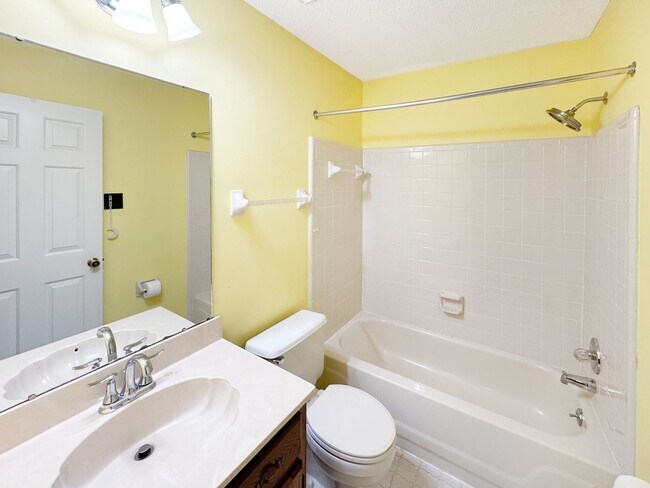 Building Photo - Spacious 3 bedroom 2 bath in Cordova