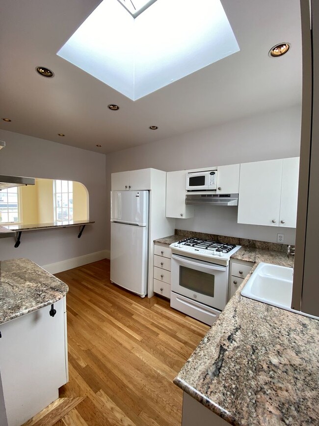 Building Photo - 1BR/1BA Penthouse Level Pacific Heights St...