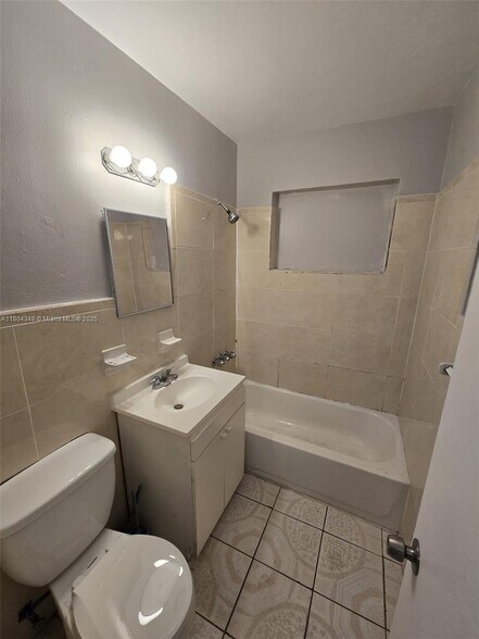 Building Photo - 480 NE 136th St