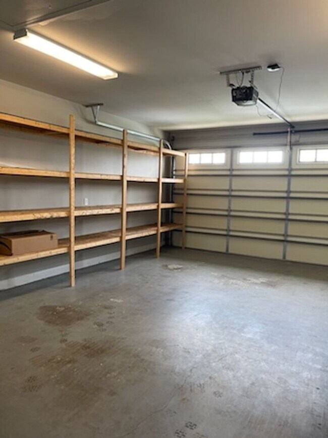 Building Photo - Move In Ready!!