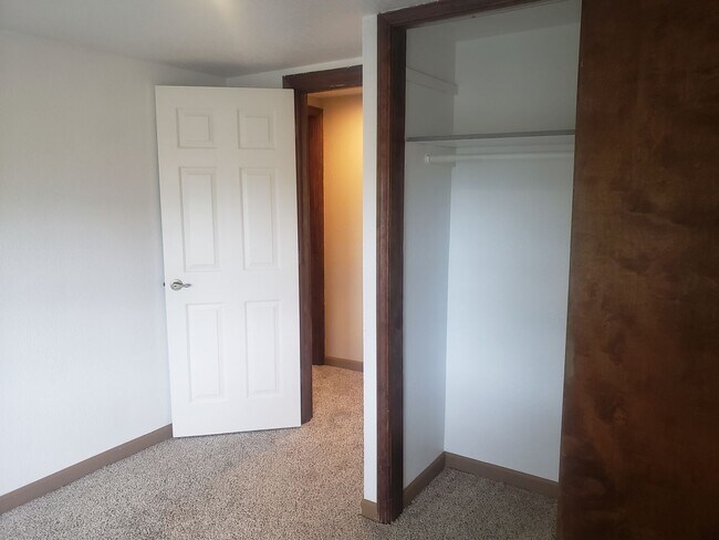 Building Photo - Large Unique House in Milwaukie with Big F...