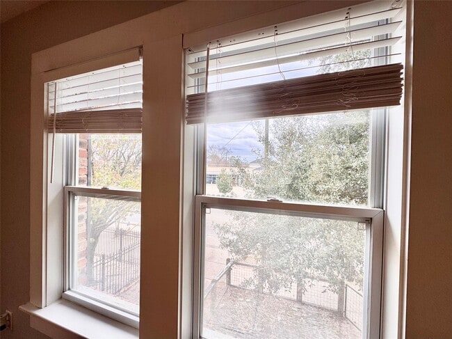 Building Photo - 629 E 11th St