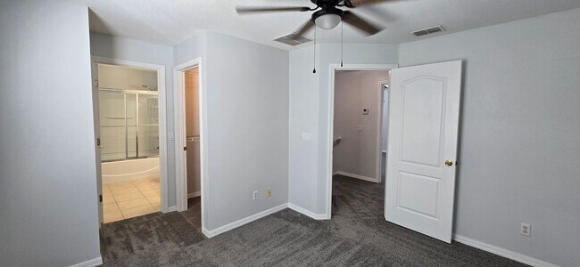 Building Photo - Stunning 2/2.5 Townhome in Beacon Park! Fresh Paint, New Carpets, Available Now!