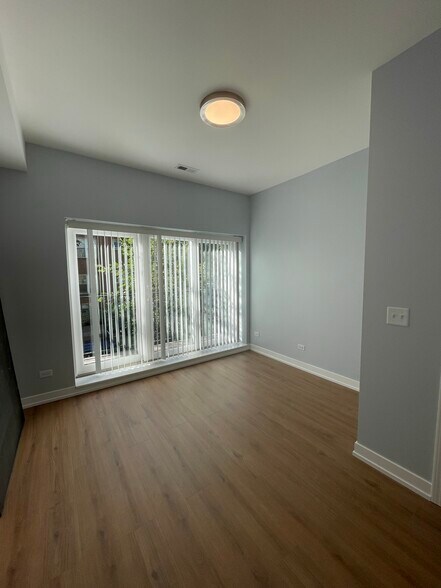 Building Photo - 1024 W Ainslie St