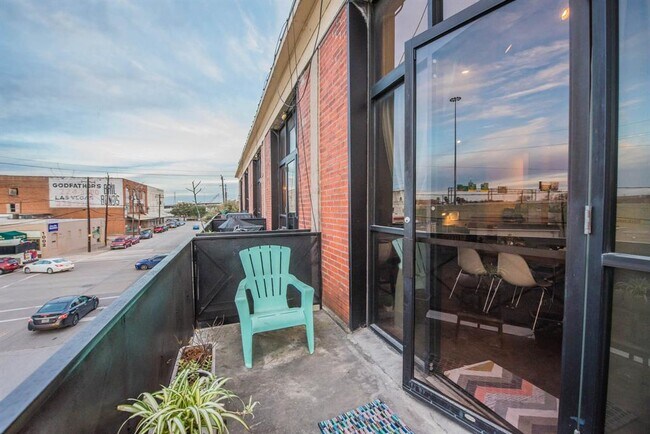 Building Photo - 915 N San Jacinto St