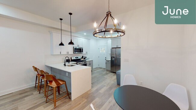 Building Photo - ROOM ONLY in 5-bed/3.5-bath Home