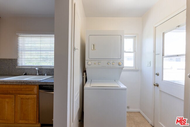 Building Photo - 8537 Cashio St