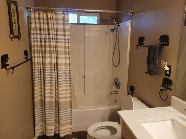 Building Photo - Fully furnished condo with pool