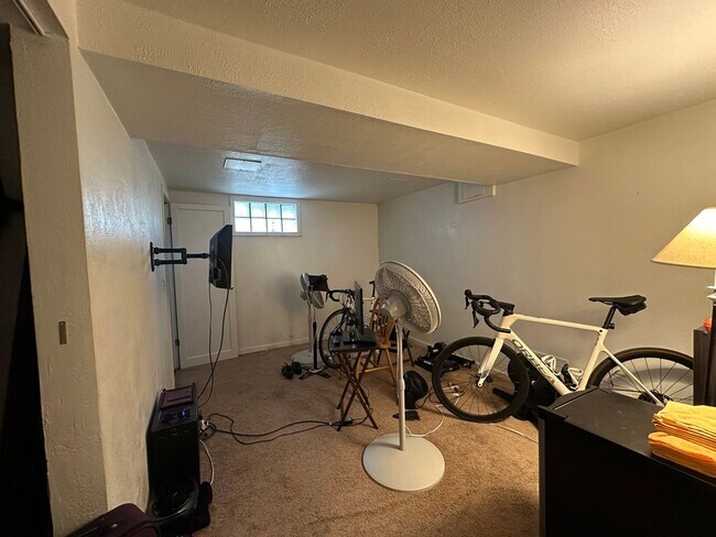 Building Photo - Fantastic 4 Bedroom 2 Bath Northside Home