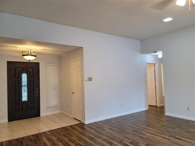 Building Photo - 613 Hanover Dr