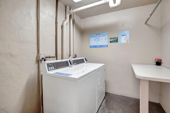 Building Photo - 9450 Live Oak Pl