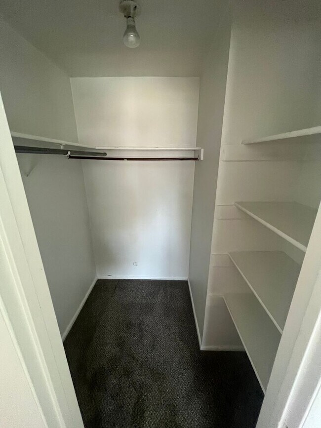 Building Photo - 2 Bedroom Condo at Greentree Condominiums!