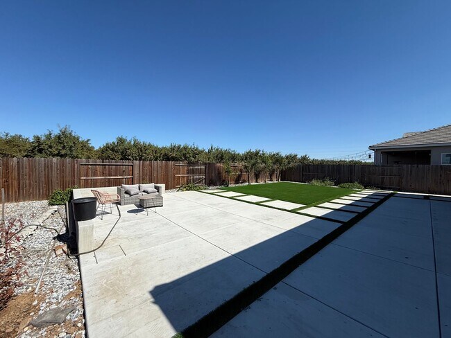 Building Photo - Upgraded single story home in Manteca!