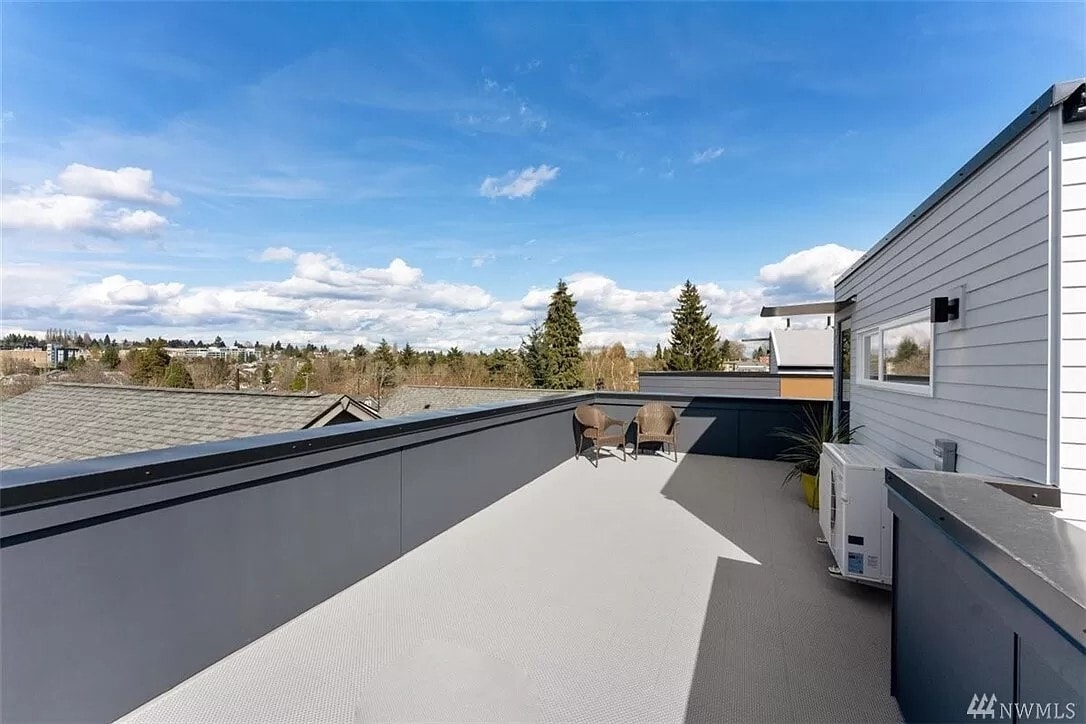 Building Photo - 5712 Roosevelt Way NE