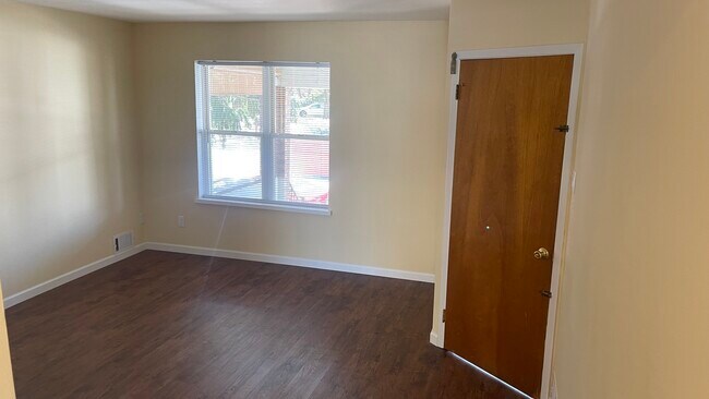 Large Livingroom - 2713 S Alder St
