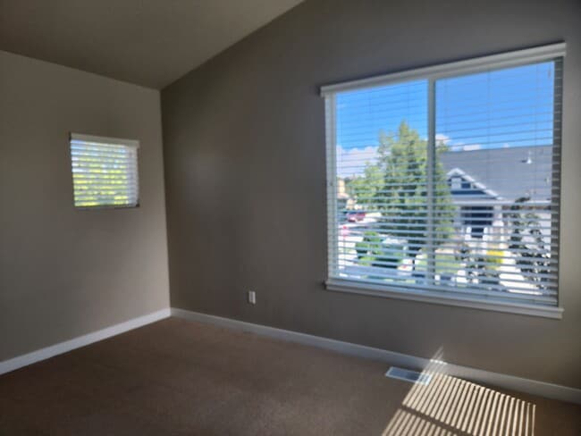 Building Photo - End Unit Townhome Available for Rent July 1st
