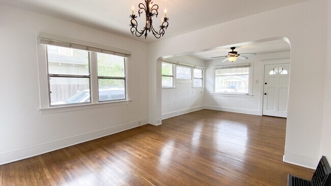 Building Photo - 2BD/1BA Charming Bungalow in Belmont Heights