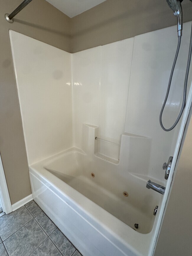 Building Photo - 6060 Oxbridge Dr