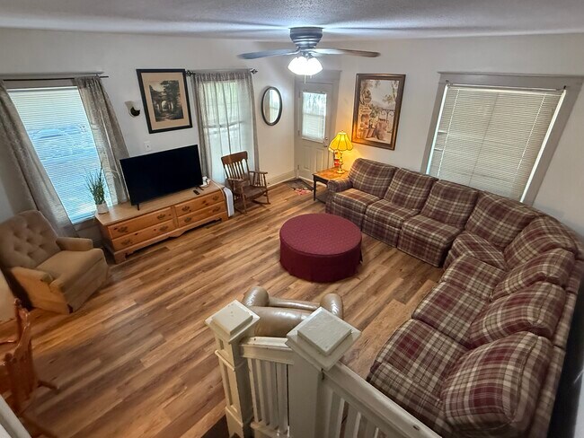 Building Photo - 33 Maple Ave