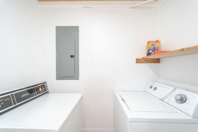 Building Photo - ADORABLE 3 bedroom!