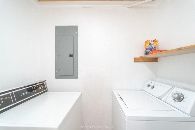 Building Photo - AUGUST PRE-LEASE! ADORABLE 3 bedroom!