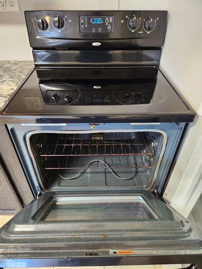 Building Photo - Spacious 3-Bedroom, 2-Bathroom Home AVAILA...