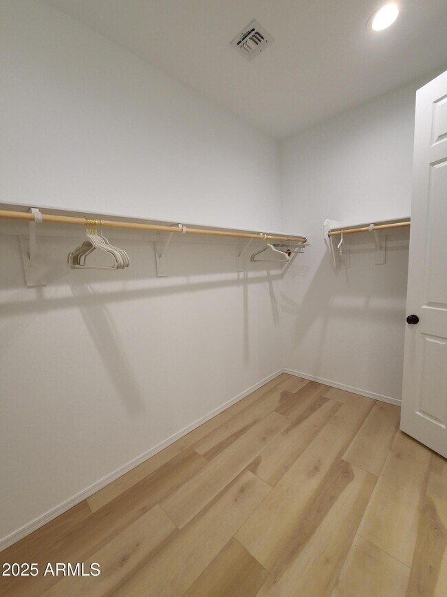 Building Photo - 1666 E Lee Dr