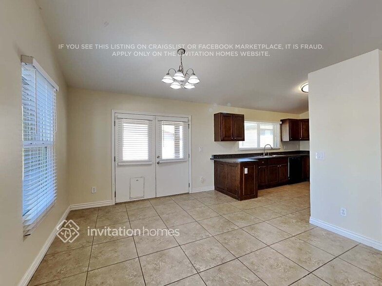 Building Photo - 2315 W Paradise Dr