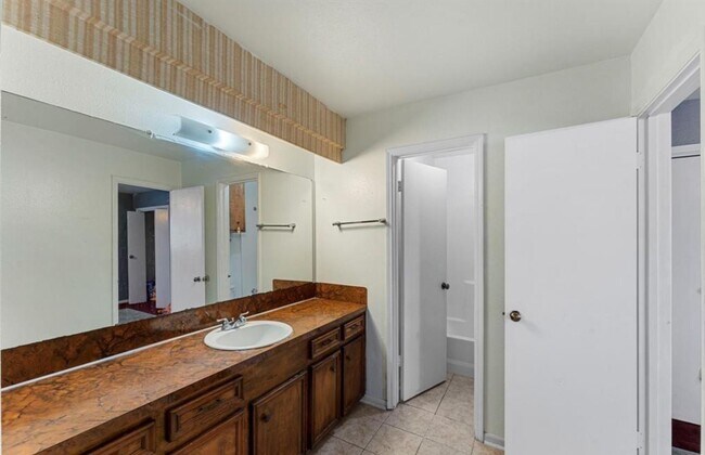 Building Photo - 13307 Robinglen Dr