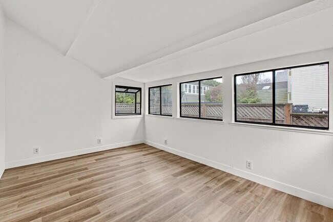 Building Photo - Updated 2 Bedroom Home with Garage in Lowe...