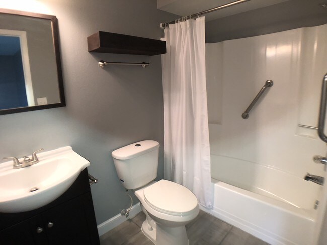 Primary Bathroom - 834 Faull Dr