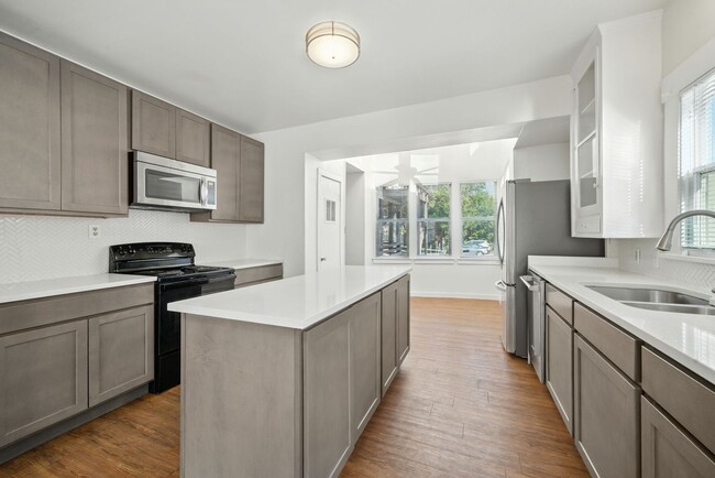 Building Photo - UT PRE-LEASE: 5 bed / 3 bath Remodeled Wes...