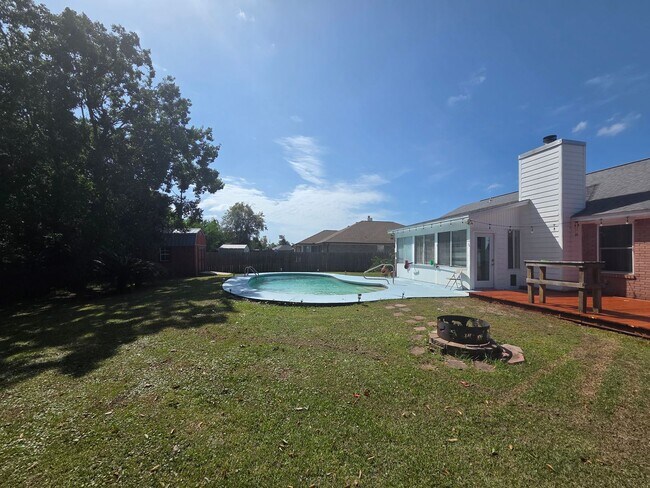 Building Photo - Spacious 4Bed/2Ba Brick Home w/Inground Pool in Mowat Highlands! *1/2 OFF Security Deposit for Ac...