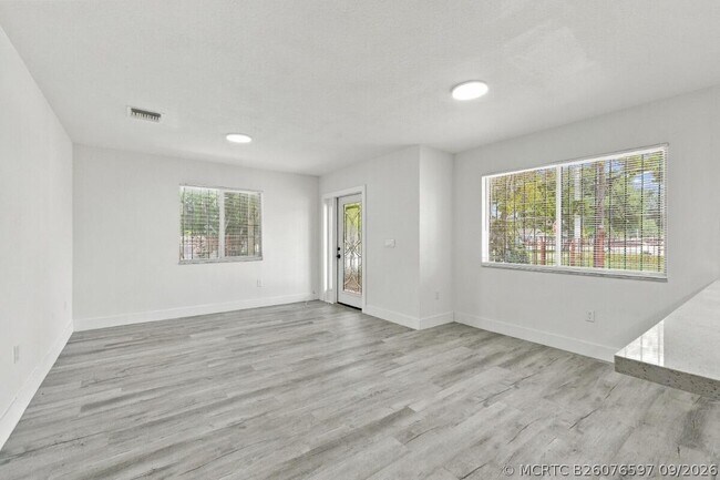 Building Photo - 4952 NW 21st Ave