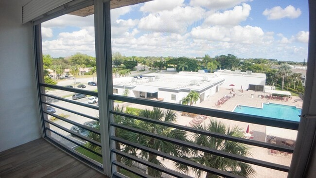 Building Photo - 4640 Lucerne Lakes Blvd W