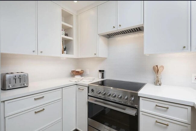 Building Photo - "Chic Beachside Living: 1-Bedroom Retreat ...