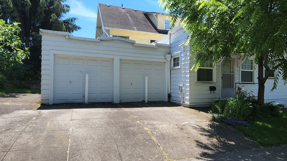 Building Photo - 2200 SE Ivon St