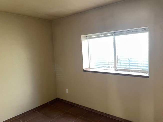 Building Photo - Spacious & Unique 3BD/2BA Townhome w/ Gara...
