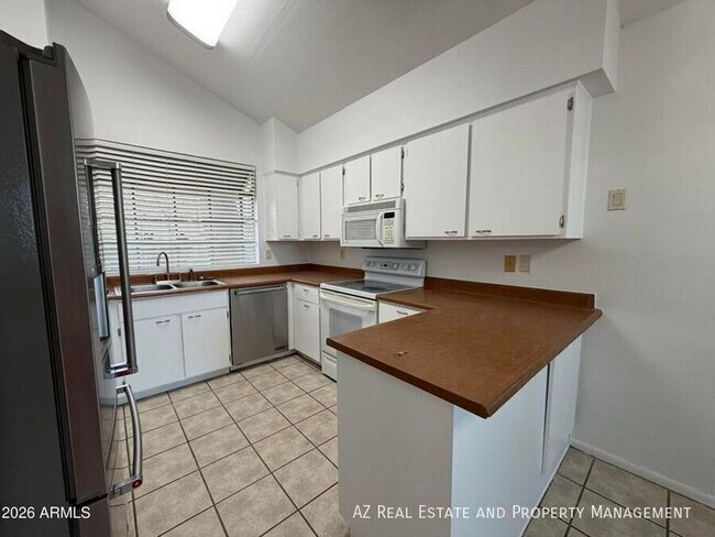 Building Photo - 2901 W Sierra St